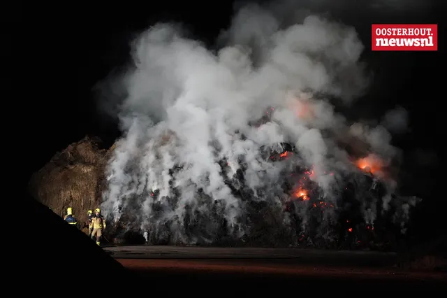 Veel rookontwikkeling bij brand grote berg maaisel langs Statendamweg