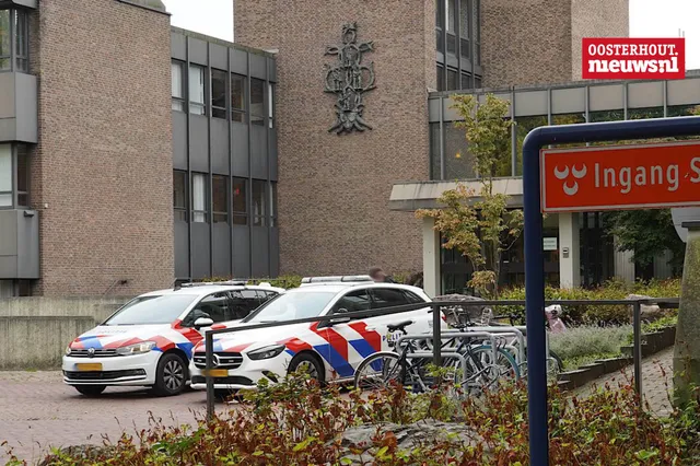 Politie met kogelwerende vesten aanwezig bij gemeentehuis