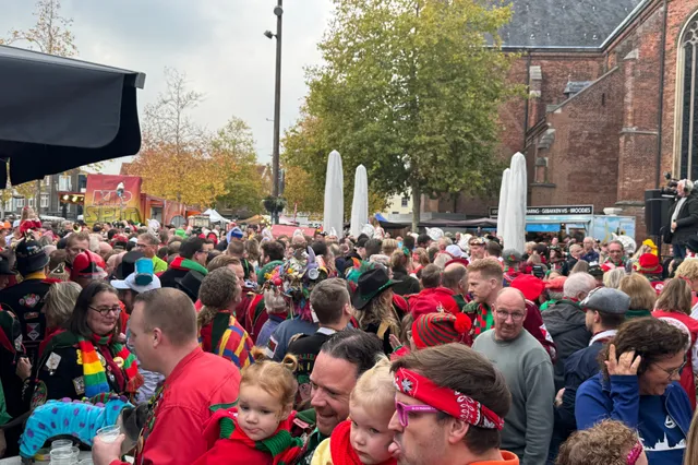 OCS De Smulnarren presenteert carnavalsinsigne 2025/2026