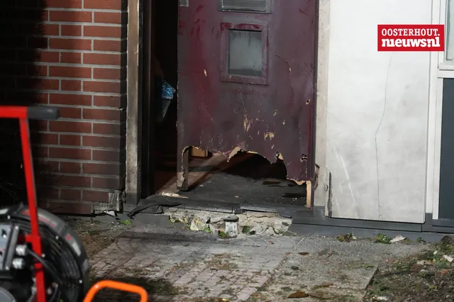 Explosief verwoest voordeur, hoogbejaarde man (90) uit huis gehaald