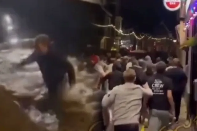 Ruzie tussen hooligans van FC Utrecht en Volendam: fans in water gegooid (VIDEO)
