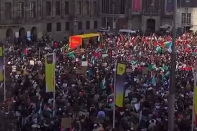 ZIEN: Ruim 10.000 betogers in Amsterdam de straat op voor Palestina (VIDEO)