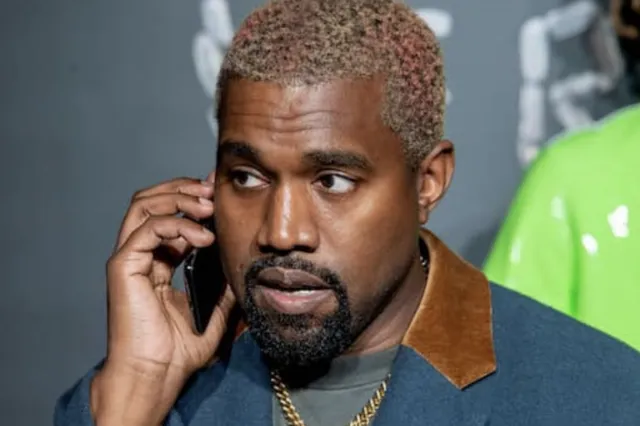 Kanye West draait door en plaatst video waarin hij plast over zijn Grammy (VIDEO)