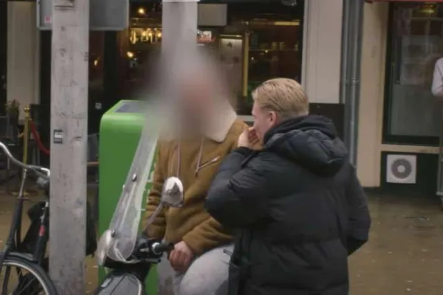 Gierige Gasten betrappen scooterdief op heterdaad: "Je gaat 50 euro pinnen of we gaan naar de politie!" (VIDEO)