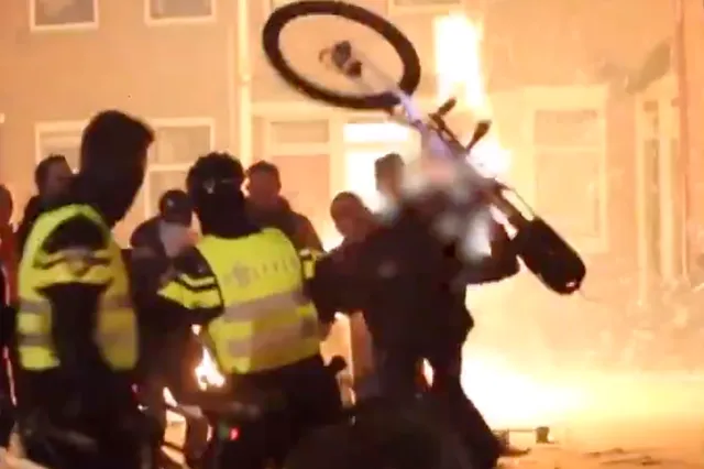 Losgeslagen man gooit met fietsen op agenten tijdens jaarwisseling (VIDEO)