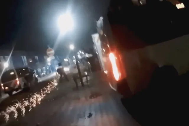 Heftig: Politie deelt beelden van bizarre aanval door jongeren met zwaar vuurwerk (VIDEO)