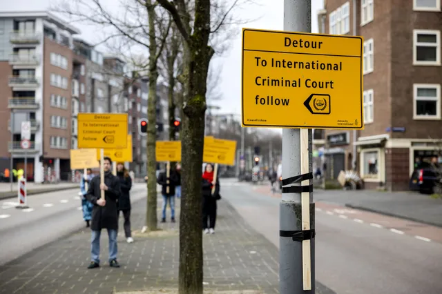 Amnesty staat met borden in Amsterdam langs route Israëlische president