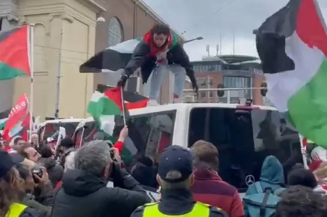 ME grijpt in bij demonstratie Waterlooplein: 'Demonstranten klimmen op politiebusjes'