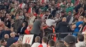 Ajax-fan in De Kuip krijgt rake klappen van fans van Feyenoord