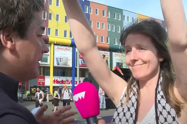Slijptol bezoekt boze demonstranten in Amsterdam "Joost Klein zou niet mee moeten doen aan Eurovisie Songfestival" (VIDEO)