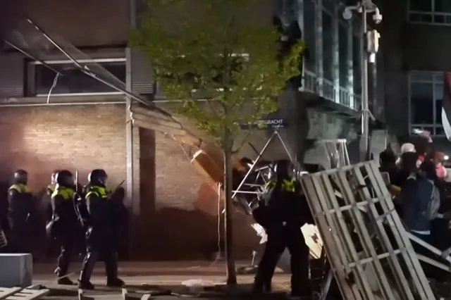 Politie pakt Amsterdamse studenten hard aan tijdens Palestina-demonstratie (VIDEO)