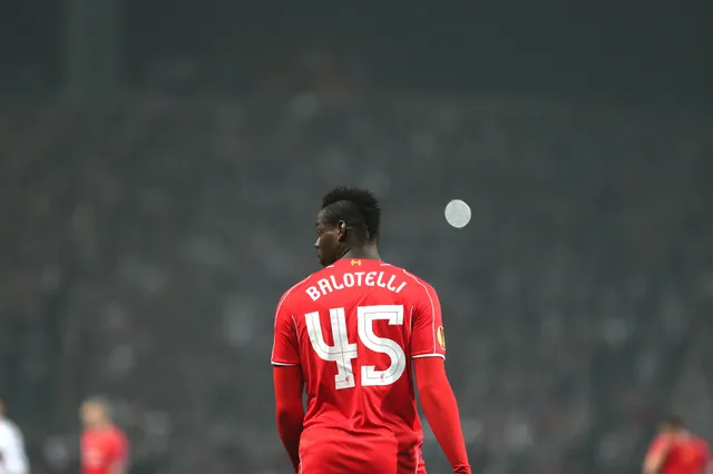 Voetballer Mario Balotelli rijdt peperdure Audi in de prak