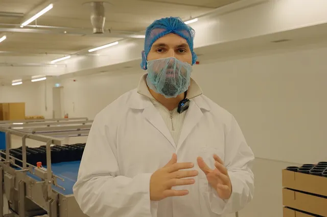 Kosso is alle verwijten zat en laat zien waar zijn producten gemaakt worden: "Komt het niet van Ali Expres?"
