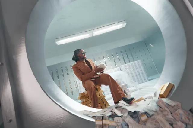 Alles draait om geld in de Only Me video van Asake