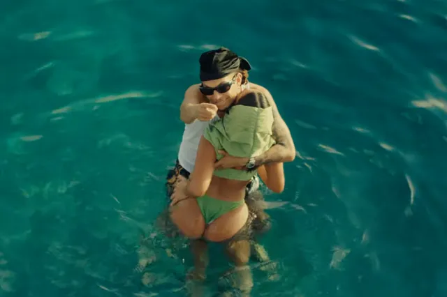 Ronnie Flex dropt zomerse video van nieuwe single Desire