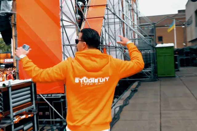 Trobi geeft Chivv, ADF Samski, Mula B en Emms eigen camera voor Studie Uit clip