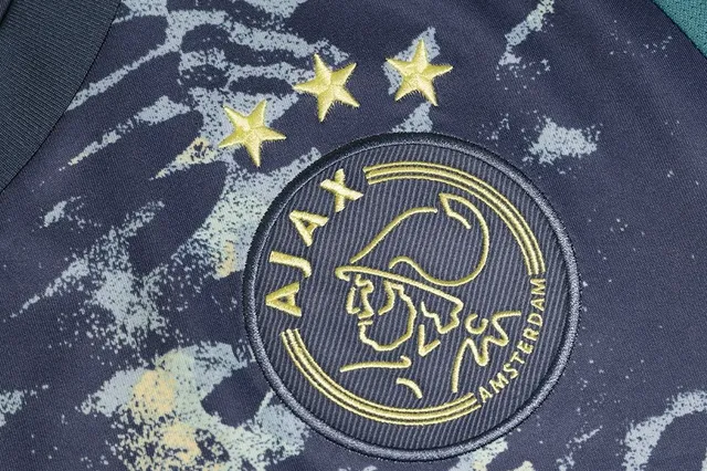 Ajax presenteert nieuw Van Gogh-geïnspireerd uitshirt en krijgt de hele fanbase over zich heen