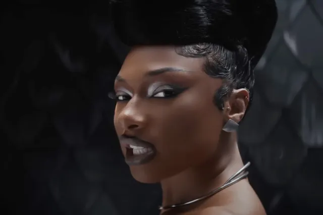 Megan Thee Stallion barst in tranen uit tijdens optreden nadat AI-tape viraal gaat: “It’s really sick”