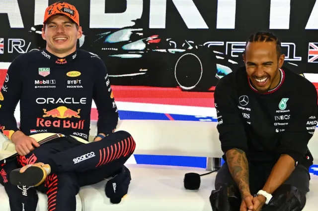 Max Verstappen drijft de spot met Lewis Hamilton tijdens gezamenlijke persconferentie: "Hij wordt duidelijk een dagje ouder"