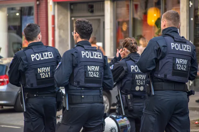 Schokkende beelden laten zien hoe Oranje fans ternauwernood weten te ontkomen bij incident in Hamburg