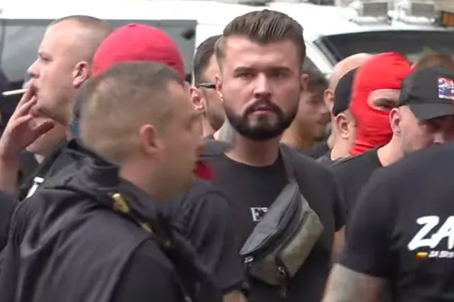 Poolse hooligans zetten Amsterdam op stelten en gaan op de vuist met de politie op de Dam