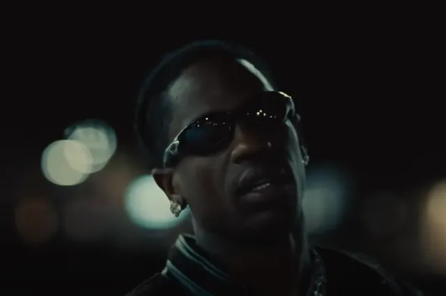 Travis Scott viert nummer 1 positie van Days Before Rodeo met video van Mo City Flexologist