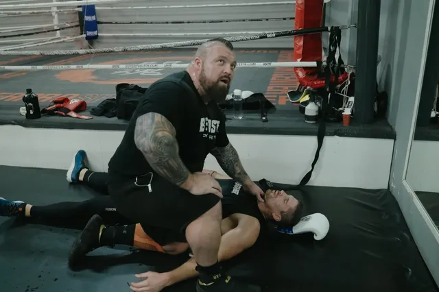 Voormalig sterkste man ter wereld traint dag mee met Rico Verhoeven en gaat neer na genadeloze trap van de kampioen