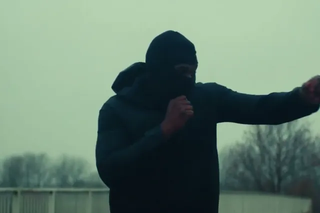 Cité neemt plaats bij de psycholoog in DSI video: "Bijt in je oor als Suarez"