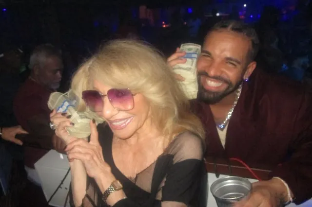 Drake doet gender reveal voor zwangere fan tijdens zijn show en geeft haar 50 duizend dollar