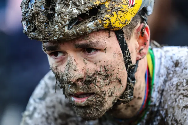 Tom Pidcock erringt in Namur trotz eines frühen Missgeschicks seinen ersten Sieg in der Cyclocross-Saison
