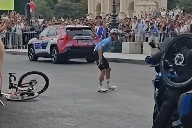 VIDEO: Fan fängt Remco Evenepoels Verzweiflung nach einem Reifenschaden bei den Olympischen Spielen 2024 ein - "Ich wurde ein bisschen nervös, vor allem weil es Anzeichen gab, dass ich nur 25 Sekunden Vorsprung hatte"