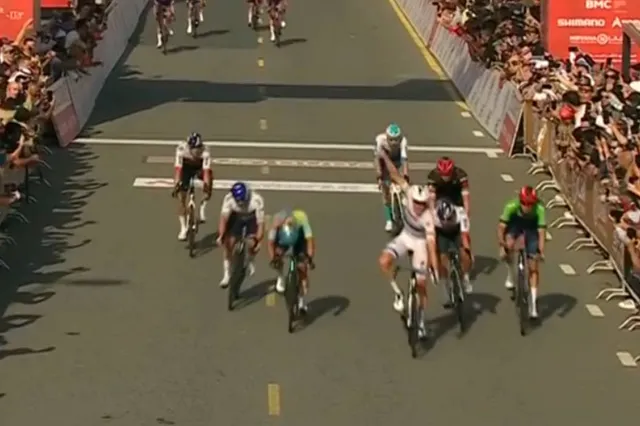 Zwei hintereinander! Tim Merlier gewinnt dramatische 6. Etappe der UAE Tour!
