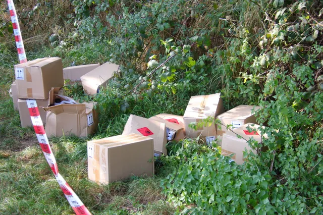 Dozen met jerrycans gedumpt langs zandweg