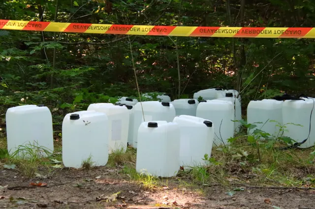 Tientallen jerrycans gedumpt in bosgebied