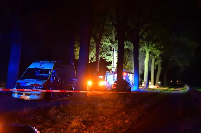 Auto vliegt in brand na ongeval: Persoon overleden