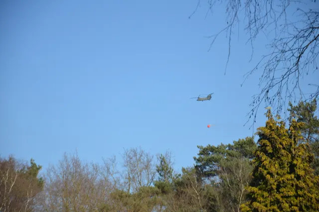 Defensie oefent met bambi-bucket  voor bestrijding natuurbranden