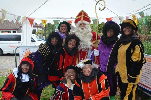 Sinterklaas aangekomen met de Pieten en zet Heelsum op de kop