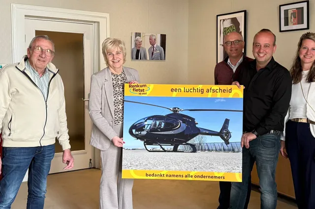 Burgemeester Schaap in de helikopter uitzwaaien tijdens 2e editie Renkum Fietst