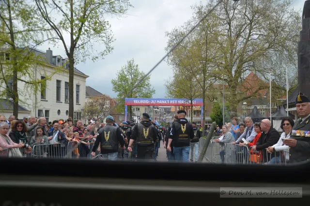 Fotoserie: Het Bevrijdingsdefilé vanuit een meerijdend voertuig