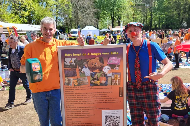 Bart zamelt geld in voor KiKa op de Avondmarkt in Heelsum