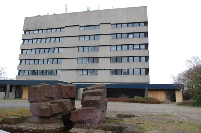 Wat gaat er met het kunstwerk "De Bron" bij het Vitensgebouw in Velp gebeuren?