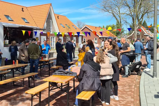 Bewoners vieren oplevering van nieuwbouwwijkje in Dr. Schaepmanstraat in Velp