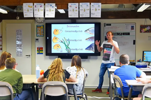 Vissen met de klas: Sterrenbos in Dieren krijgt visles van VISmeester Ron