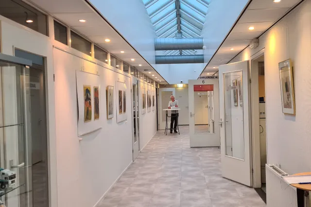 Nieuwe vitrinekasten bij De Paperclip voor wisselende collecties