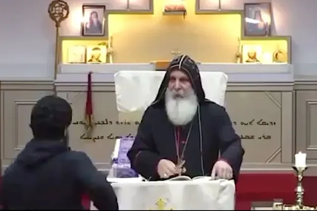 Bisschop wordt neergestoken tijdens livestream (HEFTIGE BEELDEN)