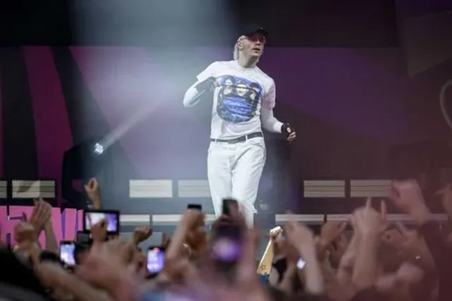 ‘Joost Klein hint met T-shirt op tweede deelname Songfestival’