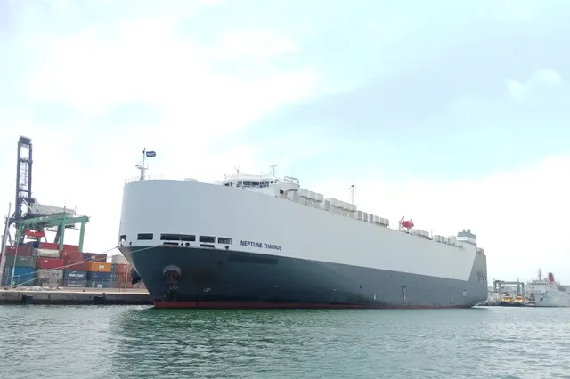Car_carrier_NEPTUNE_THARROS_à_quai