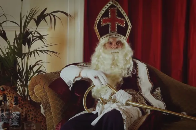 Hans Teeuwen zorgt voor lachende gezichten met hilarische Sinterklaas video