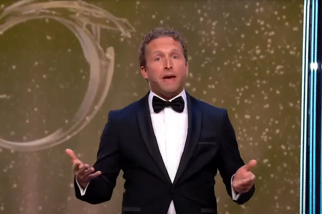 Peter Pannekoek sloopt Johan Derksen met snoeiharde roast tijdens Televizier-Ring Gala