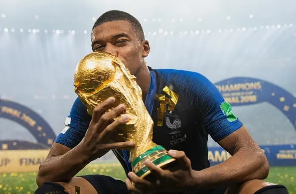 Vinicius Jr advaret om at blive solgt: Kylian Mbappe er Real Madrids nye 'darling'